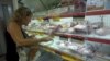 En una foto de archivo una cliente selecciona un paquete de carne en un mercado de Buenos Aires, Argentina, 2016. Reuters/Enrique Marcarian.