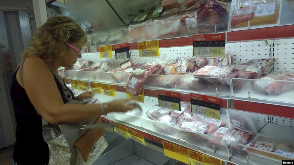 En una foto de archivo una cliente selecciona un paquete de carne en un mercado de Buenos Aires, Argentina, 2016. Reuters/Enrique Marcarian.