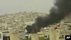 정부군 포격으로 연기가 치솟는 시리아 중부도시 라스탄 (자료사진)