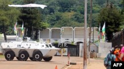 Un véhicule blindé de la Mission des Nations Unies est stationné devant le palais présidentiel à Bangui, la capitale de la République centrafricaine, le 8 octobre 2014.