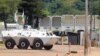 Un véhicule blindé de la Mission des Nations Unies est stationné devant le palais présidentiel à Bangui, la capitale de la République centrafricaine, le 8 octobre 2014.