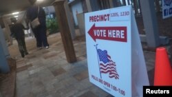 미국 중간선거날인 6일 플로리다 탤러해시의 한 건물 앞에 투표장을 안내하는 표지판이 보인다. 
