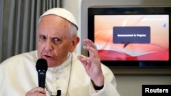 El papa Francisco responde preguntas de los periodistas en su vuelo a Filipinas.