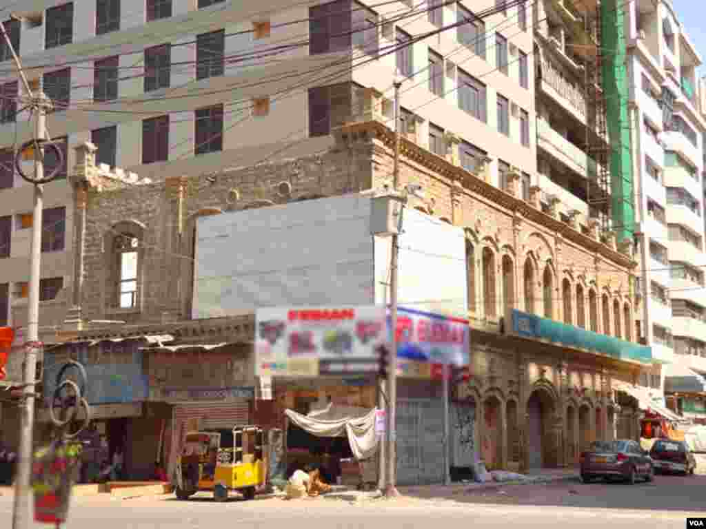 کراچی کے صنعتی مرکز میں قائم ایک قدیم عمارت جسکی چھت خستہ حالت کے باعث ٹوٹ چکی ہے 