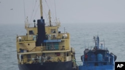 Tàu dầu mang cờ Triều Tiên Yu Jong 2, trái và chiếc Min Ning De You 078 đậu cạnh nhau tại Biển Hoa Đông ngày 16/2/2018. (Ảnh do Bộ Quốc phòng Nhật công bố)