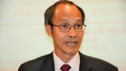 香港民意研究所主席兼行政總裁鍾庭耀表示，對話是香港走出目前困局的出路。(美國之音湯惠芸拍攝)