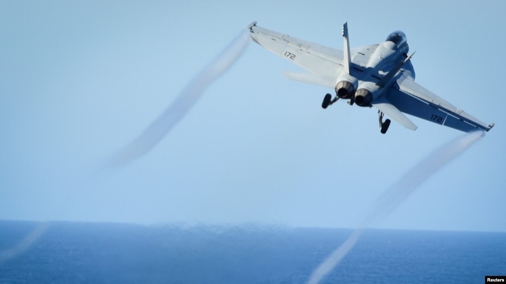 Một máy bay chiến đấu của Mỹ cất cánh từ tàu sân bay USS Nimitz