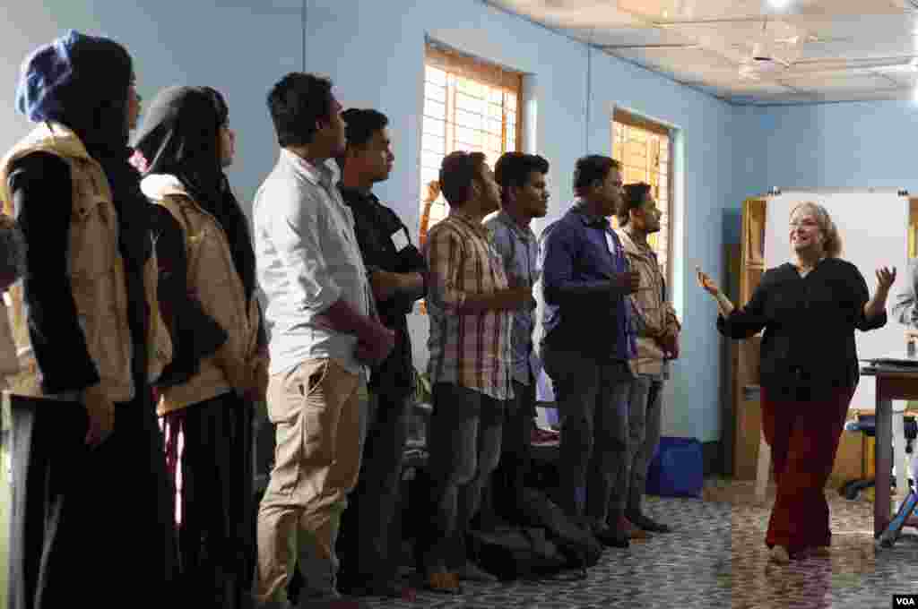 VOA Learning English's Caty Weaver trains English teachers at Kutupalong refugee camp Mar. 30, 2019. (Hai Do/VOA)