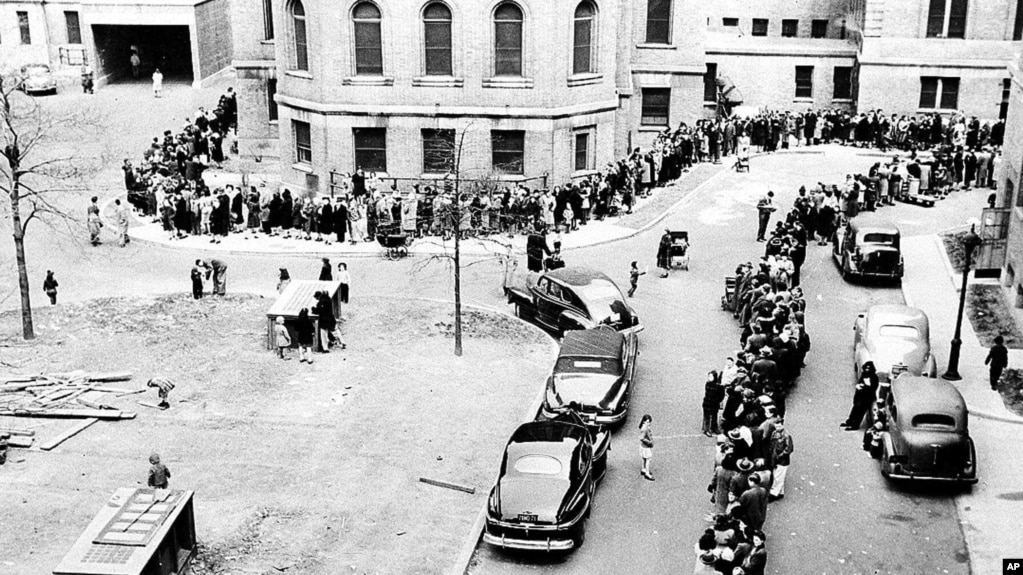 Nju Jork, 1947: Njerëzit presin në radhë të bëjnë vaksinën e lijës.