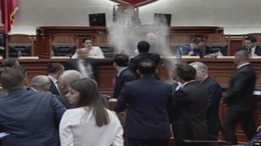 Shqipëri, tension në parlament