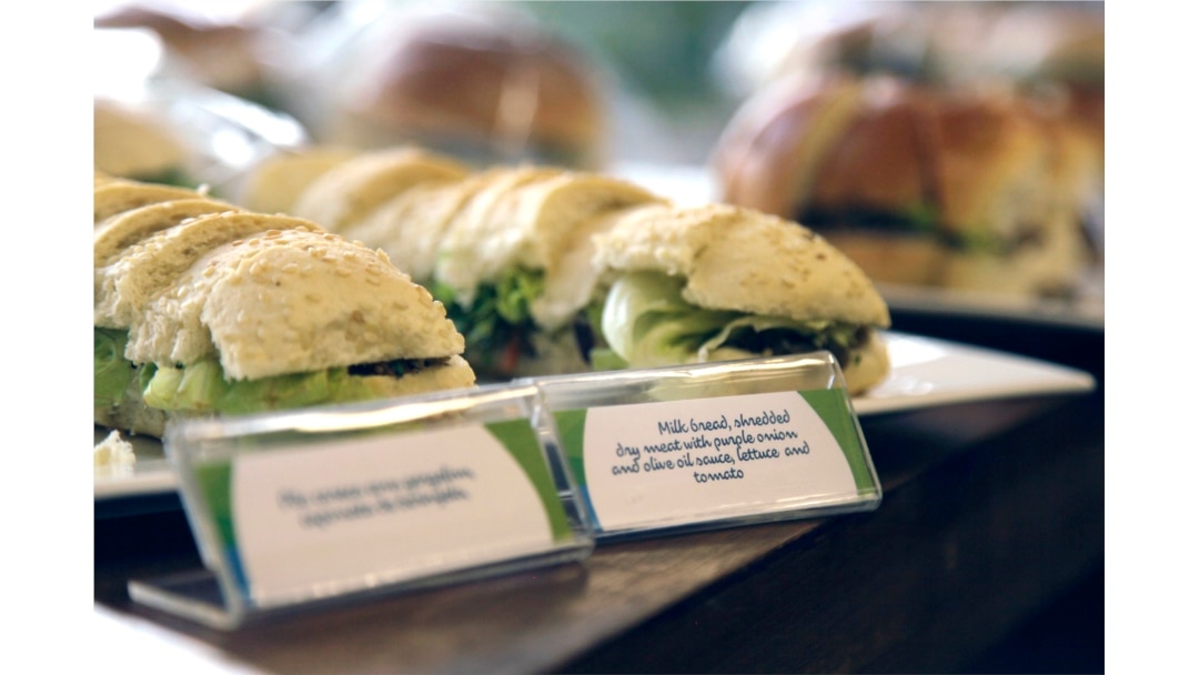 Sandwich daging adalah salah satu menu Olimpiade di Rio de Janeiro, Brasil, 6 Mei 2016. (Foto: AP)