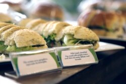 Sandwich daging adalah salah satu menu Olimpiade di Rio de Janeiro, Brasil, 6 Mei 2016. (Foto: AP)