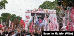 Ribuan warga sekitar hadir dalam kampanye Jokowi-Ma'ruf di Tangerang, Banten, Minggu, 7 April 2019.(Foto: Sasmito Madrim/VOA)