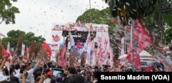 Ribuan warga sekitar hadir dalam kampanye Jokowi-Ma'ruf di Tangerang, Banten, Minggu, 7 April 2019.(Foto: Sasmito Madrim/VOA)