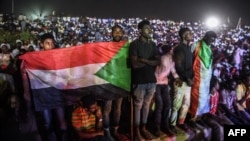 Sudanese protesters gather during a sit-in outside military headquarters after clashing with security forces in Khartoum, May 15, 2019.