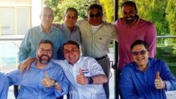 Presiden Bolsonaro berfoto dengan Dubes AS untuk Brazil Todd Chapman (paling kanan).