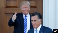 Tổng thống đắc cử Donald Trump và ông Mitt Romney rời Trump National Golf Club Bedminster ở New Jersey, ngày 19 tháng 11 năm 2016.