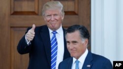 El entonces presidente electo Donald Trump se reunió con Mitt Romeny en el Club Nacional de Golf Bedminster en Bedminster, Nueva Jersey, el 19 de noviembre de 2016.