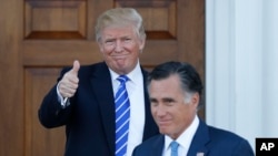 Le président élu Donald Trump salue Mitt Romney alors qu'il part du club de golf de Bedminster à Bedminster, le 19 novembre 2016.