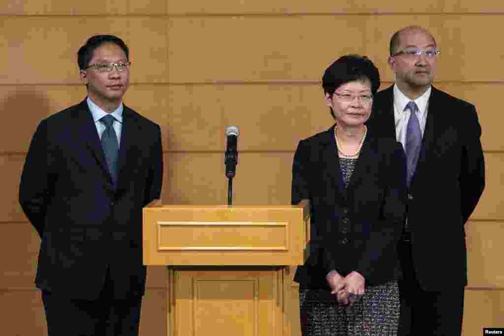 Dari kiri ke kanan: Menteri Kehakiman Hong Kong Rimsky Yuen, Menteri Utama Administrasi Carrie Lam,&nbsp; Menteri Urusan Konstitusi dan Daratan Raymond Tam, menghadiri konferensi pers setelah bertemu Federasi Mahasiswa Hong Kong (HKFS), Selasa (21/10). (Reuters/Tyrone Si) 