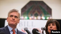 Bill Cassidy dari Partai Republik menyapa pendukungnya bersama istrinya setelah memenangkan pemilihan Senator di Baton Rouge, Louisiana, 6 Desember 2014. 