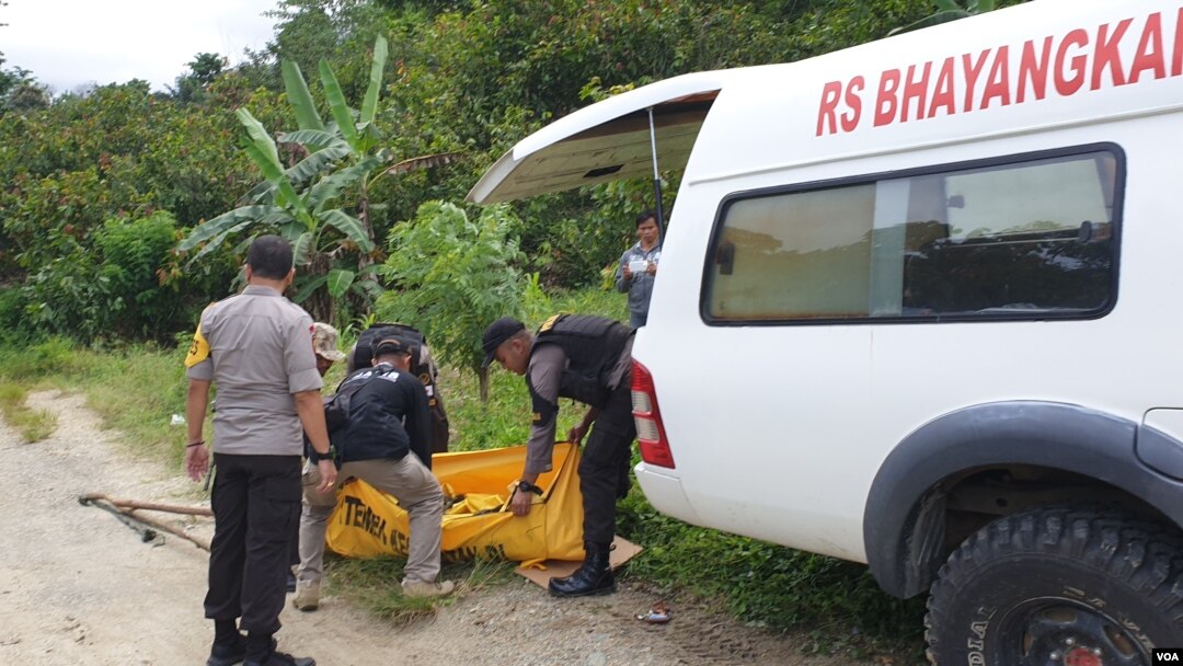 Evakuasi jenazah terduga teroris Basir alias Romzi untuk dipindahkan ke mobil ambulans Rumah Sakit Bhayangkara Polda Sulawesi Tengah, Senin (4/3) (Foto: VOA/Yoanes Litha)