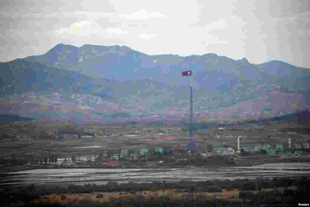 북한 선전용 마을인 기정동의 높이 솟은 탑 위로 인공기가 바람에 휘날리고 있다.