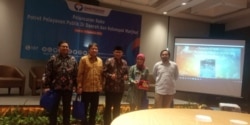 Anggota Ombudsman Ahmad Suadi bersama perwakilan Bappenas dan Kemenko Pembangunan Manusia dan Kebudayaan saat meluncurkan buku potret pelayanan publik di daerah dan kelompok marjinal di Jakarta, Kamis (12/12/2019).