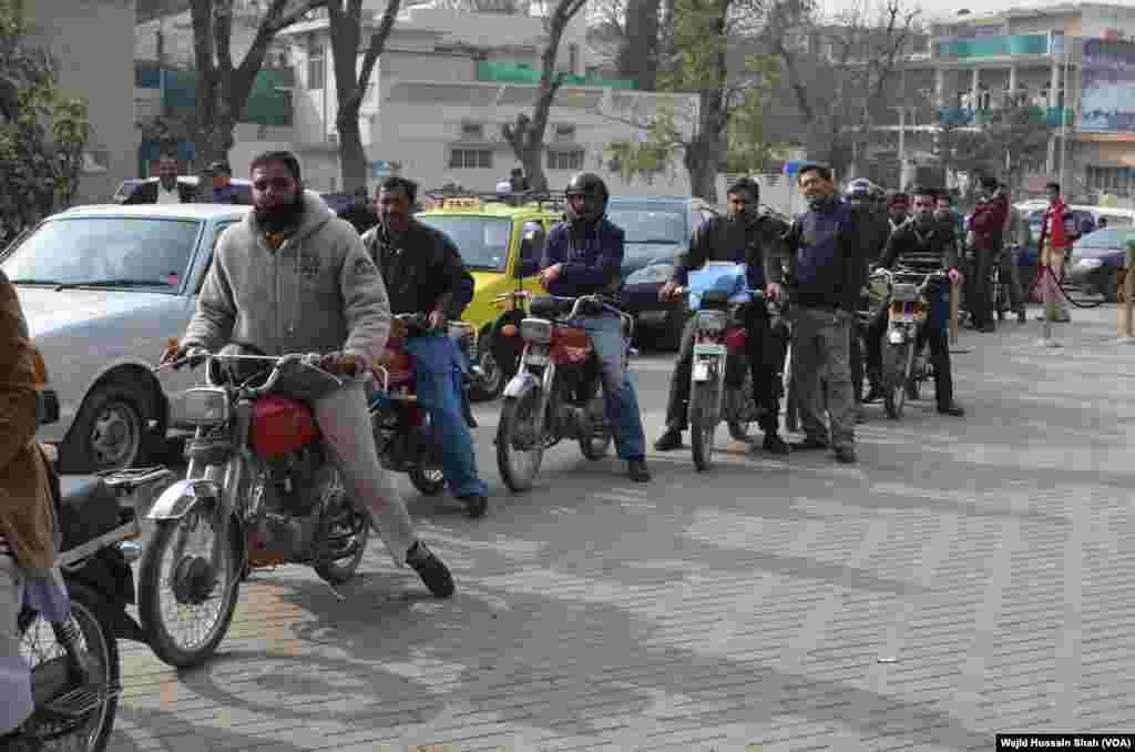 پٹرول کے حصول کے لیے موٹر سائیکلوں کی طویل قطاریں دیکھی جا سکتی ہیں۔