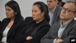 Keiko Fujimori se sienta en el tribunal donde el juez Richard Concepción dictaminó que debería ser detenida.