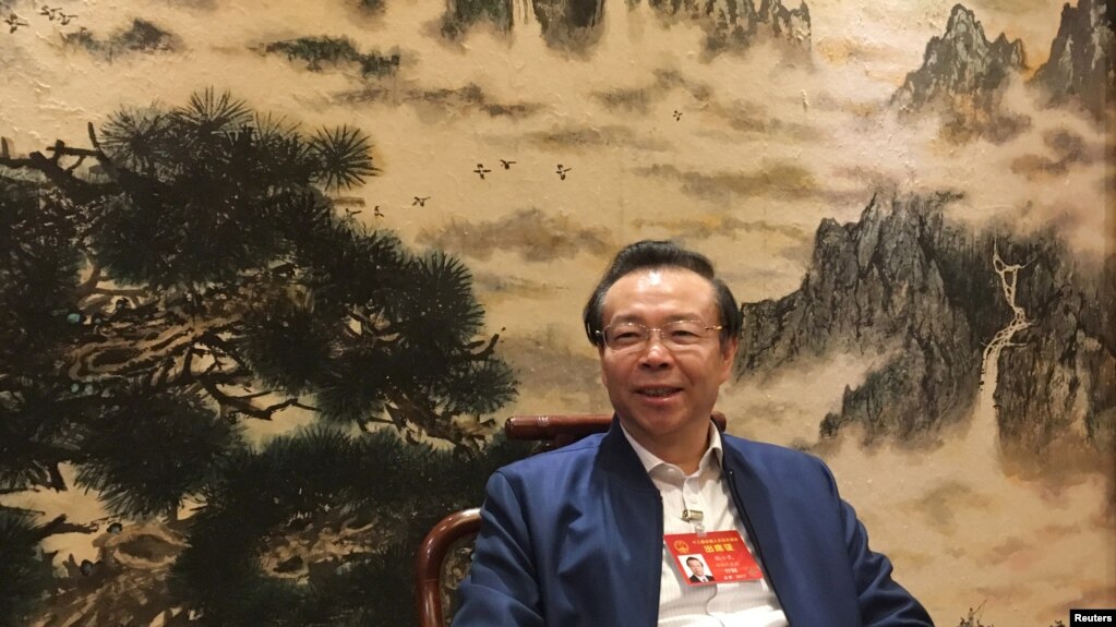 2017年3月7日在北京举行全国人大会议期间,中国华融资产管理有限公司董事长赖小民接受路透社采访。
