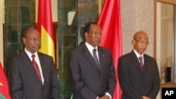 Shugaban Burkina Faso, Blaise Compaore (tsakiya) wanda ke kokarinw arware rikicin siyasar Guinea, tare da 'yan takarar biyu, Cellou Daleine Diallo (dama) da Alpha Conde (hagu) ran 3 ga watan Satumba, 2010 a fadar shugaban Burkina, a Ougadougou