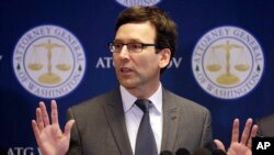 Jaksa negara bagian Washington, Bob Ferguson memberikan keterangan kepada pers soal tanggapan negara bagian tersebut terhadap inpres terbaru Presiden Trump di Seattle, 9 Maret 2017. (AP Photo/Elaine Thompson)