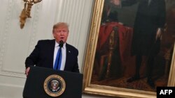 도널드 트럼프 미국 대통령이 21일 백악관에서 열린 국가예술훈장 수여식에서 연설하고 있다. 