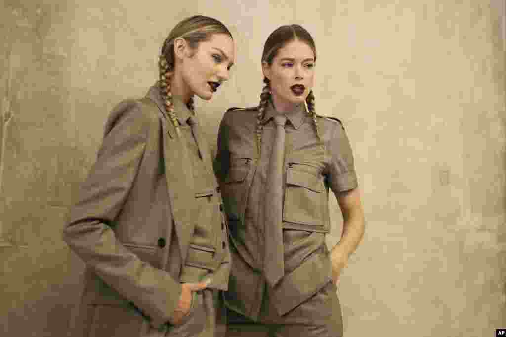 داوتسن کروس مدل ۳۴ ساله هلندی (راست) و&nbsp;کاندیس سوانپول مدل ۳۰ ساله اهل آفریقای جنوبی در حاشیه هفته مد ایتالیا برای معرفی لباس های بهار و تابستان ۲۰۲۰.&nbsp;