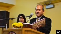 Mr. Samkhan Khoeun, a board member of the National Cambodian American Organization, recites a Cambodian refugee poem from "Oh! Maha Mount Dangrek" during the organization's meeting in Chicago on July 29, 2011.