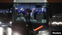 Autobusi sa američkim putnicima napuštaju terminal u Jokohami, 17. februar 2020