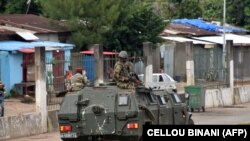 Des membres des Forces armées de Guinée traversent en voiture le quartier central de Kaloum à Conakry, le 5 septembre 2021, après que des tirs durables aient été entendus.