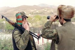 آرمینیا اور آذربائیجان کی سرحد پر محافظ نگرانی کر رہے ہیں۔