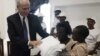L'ambassadeur des Etats-Unis Todd Haskel remet la moustiquaire à une famille, à Kinkala, le 15 octobre (VOA/Arsène Séverin)