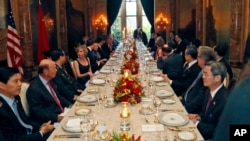 President Donald Trump and Chinese President Xi Jinping, with their wives, first lady Melania Trump and Chinese first lady Peng Liyuan are seated at the center, during a dinner at Mar-a-Lago in Palm Beach, Florida, April 6, 2017. 
