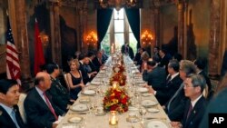 President Donald Trump and Chinese President Xi Jinping, with their wives, first lady Melania Trump and Chinese first lady Peng Liyuan are seated at the center, during a dinner at Mar-a-Lago in Palm Beach, Florida, April 6, 2017.