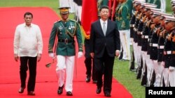 필리핀을 방문한 시진핑 중국 국가주석과 로드리고 두테르테 필리핀 대통령이 20일 마닐라의 대통령궁에서 의장대를 사열하고 있다. 