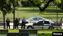 Polisi AS mengamankan komplek Gedung Putih di Washington DC, setelah terdengar tembakan di dekatnya, Jumat (20/5).