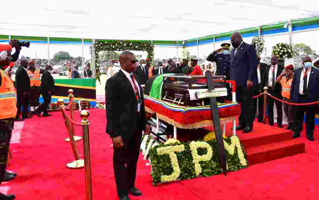 Rais wa Jamhuri ya Kidemokrasia ya Congo DRC Felix Tshisekedi akitoa heshima za mwisho kwenye jeneza lenye mwili wa aliyekuwa Rais wa Jamhuri ya Muungano wa Tanzania katika awamu ya tano Hayati John Pombe Magufuli katika uwanja wa Jamhuri Dodoma.