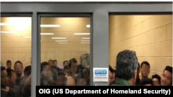 Na snimku kancelarije generalnog inspektora za nadzor vlade, u stanici granične patrole Fort Braun vidi se 88 odraslih muškaraca u ćeliji koja maksimalno prima 41 osobu, 12. juna 2019. 