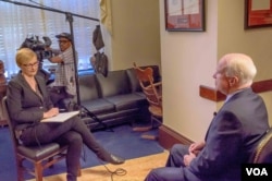 VOA Serbian service broadcaster Milena Djurdjic interviews Senator John McCain, Feb. 8, 2016.