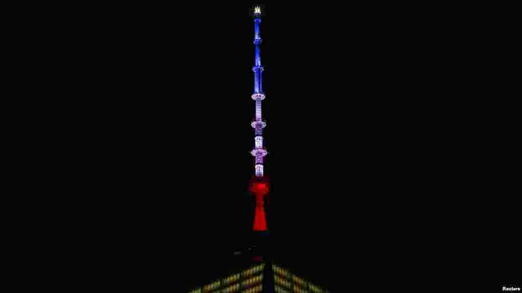 En soutien à la France le World Trade Center, à New York, s&#39;est paré des couleurs bleu-blanc-rouge, dans la nuit de vendredi 13 à samedi 14 novembre 2015.&nbsp; &nbsp;
