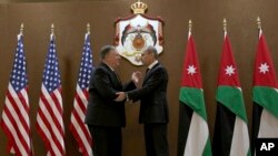 El secretario de Estado de EE.UU., Mike Pompeo, a la izquierda, y el ministro de Relaciones Exteriores de Jordania, Ayman Safadi, se saludan en Amman, Jordania, el martes 8 de enero de 2019.