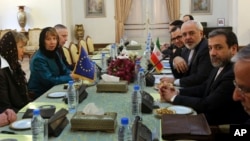 캐서린 애슈턴 유럽연합 외교안보 고위대표(왼쪽 2번째)가 9일 테헤란에서 무함마드 자바드 자리프(오른쪽 2번째) 이란 외무장관과 회담했다.